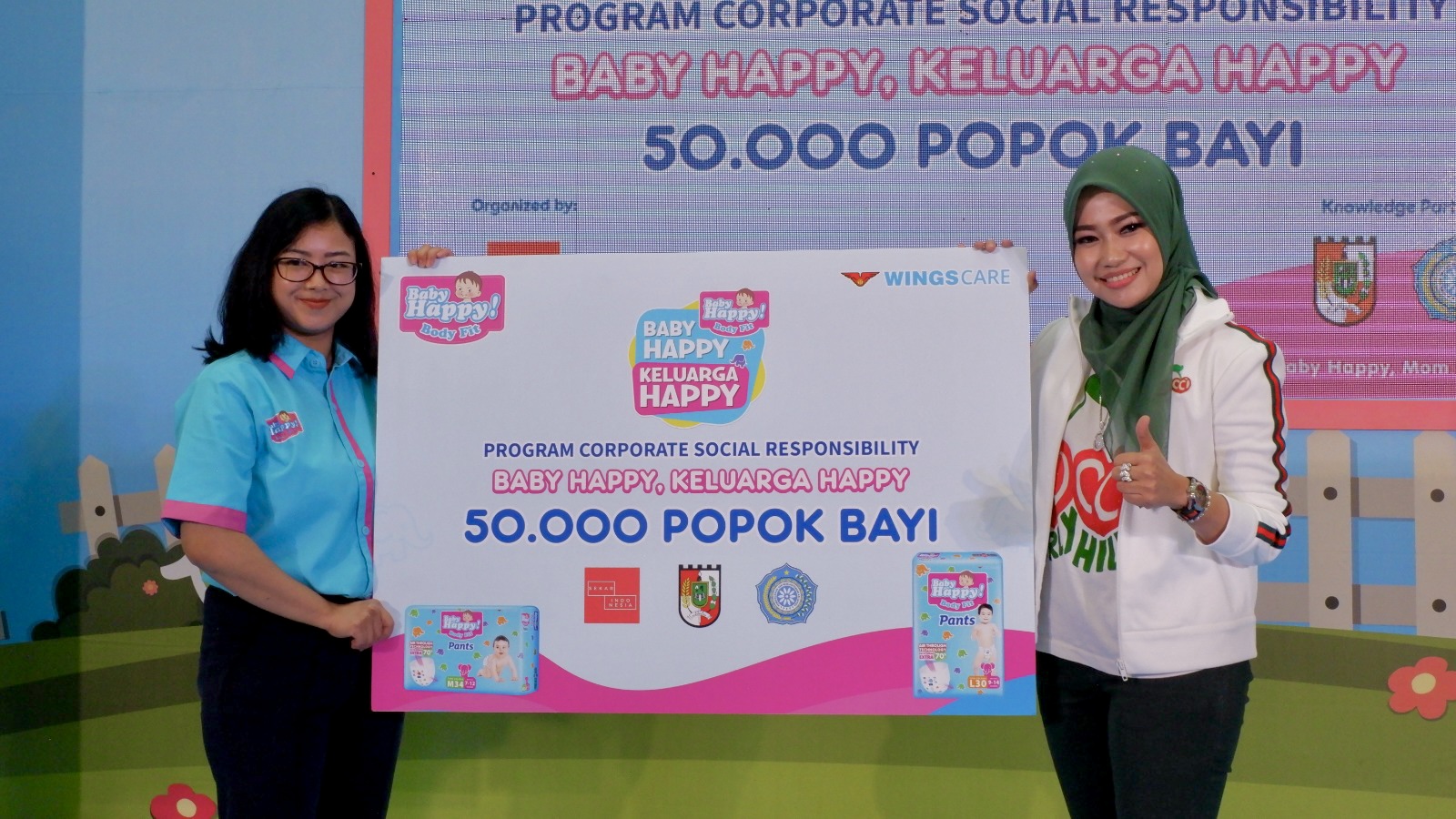 Baby Happy salurkan 50.000 ribu popok kepada Raja Rilla Mustafa Muflihun, Ketua Tim Penggerak PKK Kota Pekanbaru Jakarta, 06 Jan 2020 - Yayasan Wings Peduli Kasih meringankan beban para pengungsi korban banjir Jabodetabek yang terjadi pada awal tahun 2020