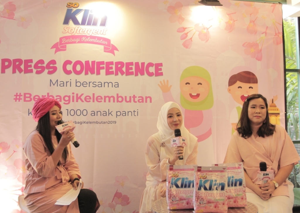 Jakarta, 06 Jan 2020 - Yayasan Wings Peduli Kasih meringankan beban para pengungsi korban banjir Jabodetabek yang terjadi pada awal tahun 2020