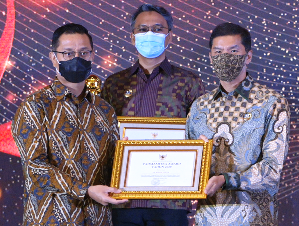 Serah Terima PADMAMITRA AWARD 2020 untuk Wings Surya – 1 Jakarta, 06 Jan 2020 - Yayasan Wings Peduli Kasih meringankan beban para pengungsi korban banjir Jabodetabek yang terjadi pada awal tahun 2020