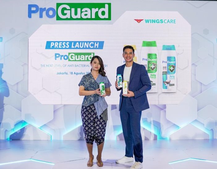 Mita Ardiani, Marketing Manager Personal Care Category bersama Andrew White sebagai Campaign Ambassador dari ProGuard pada Acara Press Launch ProGuard Jakarta, 06 Jan 2020 - Yayasan Wings Peduli Kasih meringankan beban para pengungsi korban banjir Jabodetabek yang terjadi pada awal tahun 2020