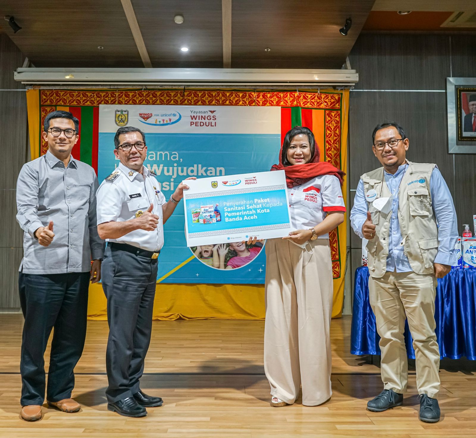 Penyerahan Paket Bantuan Hygiene Kit oleh WINGS untuk pencegahan penularan penyakit untuk 11 Puskesmas di Kota Banda Aceh dan diterima secara simbolis oleh Walikota Jakarta, 06 Jan 2020 - Yayasan Wings Peduli Kasih meringankan beban para pengungsi korban banjir Jabodetabek yang terjadi pada awal tahun 2020