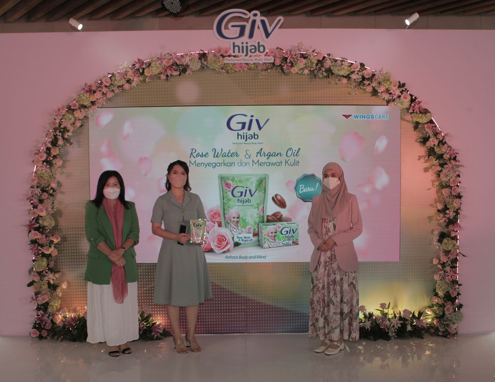 Wings Care melalui GIV Hijab Perfumed Body Soap meluncurkan varian terbaru yaitu GIV Hijab Rose Water & Argan Oil. Jakarta, 06 Jan 2020 - Yayasan Wings Peduli Kasih meringankan beban para pengungsi korban banjir Jabodetabek yang terjadi pada awal tahun 2020