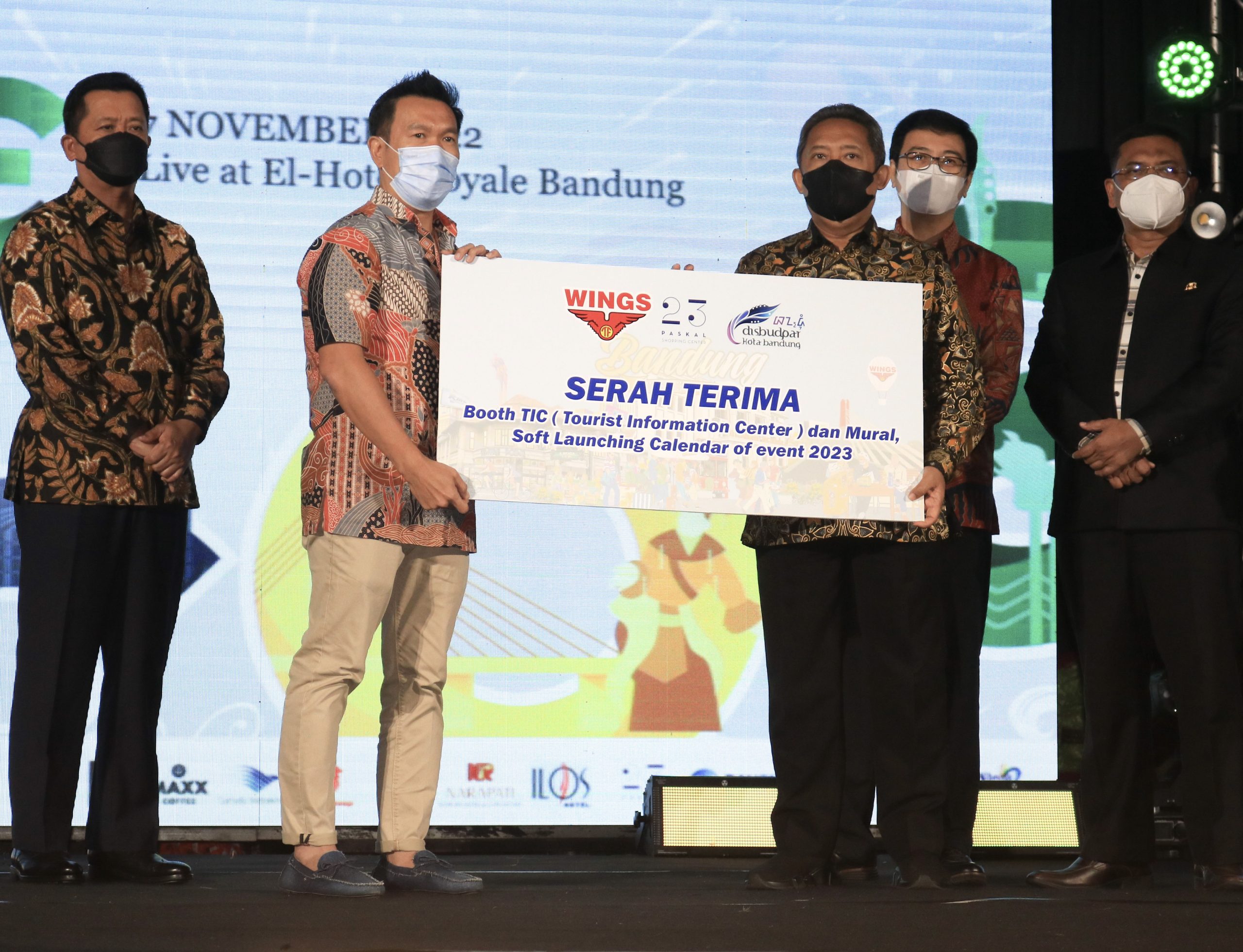 Jakarta, 06 Jan 2020 - Yayasan Wings Peduli Kasih meringankan beban para pengungsi korban banjir Jabodetabek yang terjadi pada awal tahun 2020