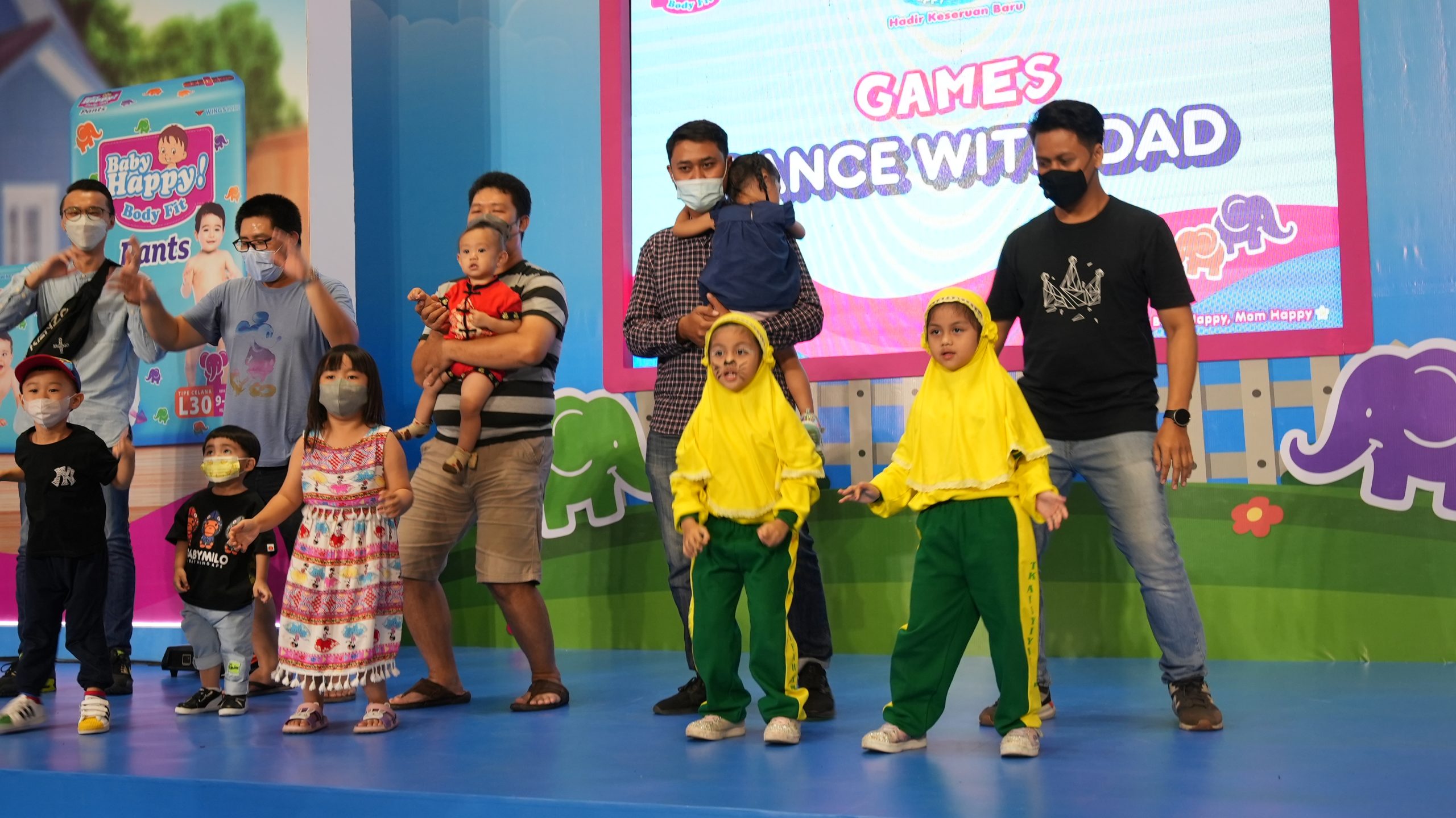 Gambar 3. Keseruan ayah bersama anak di games Dance with Dad dalam program Aku dan Ayah Happy Days Out Jakarta, 06 Jan 2020 - Yayasan Wings Peduli Kasih meringankan beban para pengungsi korban banjir Jabodetabek yang terjadi pada awal tahun 2020