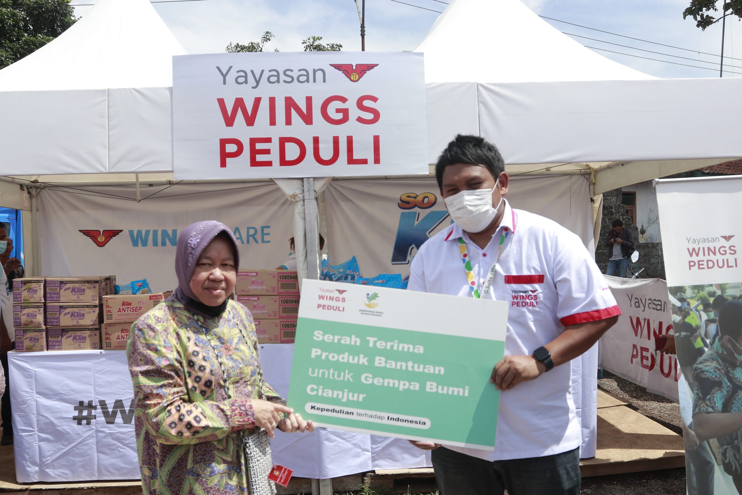 Jakarta, 06 Jan 2020 - Yayasan Wings Peduli Kasih meringankan beban para pengungsi korban banjir Jabodetabek yang terjadi pada awal tahun 2020